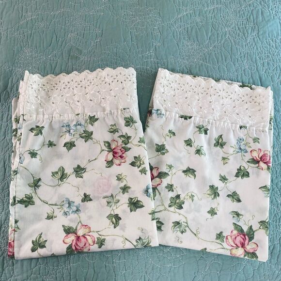 Floral Lace Trim Pillowcases - Picture 1 of 5